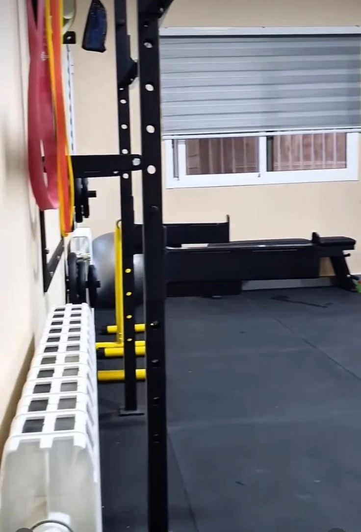Squat rack, bands and bench at Movyo